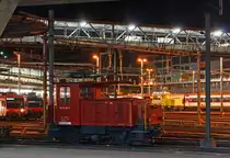 Nachtschw�rmereien - Rangiertraktor Te 171 201-7 (ex SBB Te 2/2 - 201) der zb  (Zentralbahn) abgestellt am 29.09.2012 (4:42 Uhr) im Bahnhof Luzern. Diese Te III wurde 1959 von der SLM (Schweizerische Lokomotiv- und  Maschinenfabrik, Winterthur) unter der Fabriknummer  4397 gebaut.