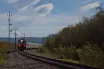 Bis nach Riksgr�nsen an der namengebenden schwedisch-norwegischen Grenze hat der NZ 94 (Stockholm C - Narvik) noch rund 30 Kilometer vor sich. Die verbleibenden 40 Kilometer bis zur Hafenstadt Narvik verlaufen dann auf norwegischen Staatsgebiet.
Um das sehr d�nne Zugsangebot auf der Erzbahn zu erg�nzen, f�hrt auch dieser Nachtzug drei Sitzwagen als Kurswagengruppe 7004 (Lule� - Narvik) mit. Diese werden gerade von den vielen Wanderern in der Region Abisko recht rege genutzt. 
Die Rc 6 1327 erreicht mit dem beschriebenen Zug mit rund 30 Minuten Versp�tung in K�rze den Kreuzungsbahnhof Bj�rkliden. 
1. September 2012