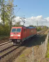 Lz ist die 185 263-1 bei B�ttgen unterwegs. Sonntag 7.10.2012