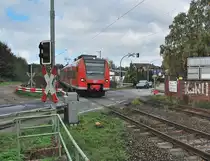 Am B� K�lner Stra�e in J�chen f�hrt hier der 425 100-5 als F�hrungsfahrzeug einer RE8 gen Koblenz. N�chster Halt ist Grevenbroich an diesem Sonntag den 7.10.2012