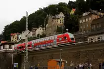 Ein S-Bahnzug in Richtung Dresden f�hrt am 30.08.2012 gerade in den Haltepunkt  K�nigstein  ein. (Aufnahme von Bord des Personendampfers  Meissen )
