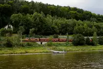 W�hrend ein schwerer Kohle-Zug (hier in H�he der Stadt Bad Schandau) in Richtung Tschechien rumpelt, verfinstert sich der Himmel von Westen immer bedrohlicher! Nur wenig sp�ter zieht ein schweres Unwetter �ber das Gebiet n�rdlich der Stadt! (Aufnahme am 30.08.2012 vom Personendampfer  Meissen  aus)