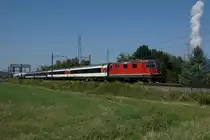 Re 4/4 II 11158 zieht am 19.8.12 den IC 771 von Olten Richtung Aarau, hier bei Sch�nenwerd. Am Schluss des Zuges befanden sich zwei Salonwagen.