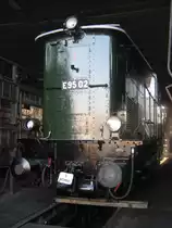 Eine riesige Maschine, die BR95 02 der DR, wie sie da aus dem Rundschuppen des BW Arnstdt historisch in Th�ringen am 16.09.2012 herausschaut.