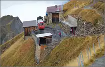 Aus dem Nichts taucht die BRB in ihrer Bergstation auf... (Brienzer Rothorn, September 2012)