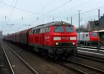 225 021 mit einem Stahlzug am 17.02.2010 bei der Durchfahrt in D�sseldorf-Rath.