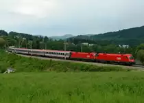 1016 033 + 1016 047 mit einem OEC nach Bregenz am 26.05.2010 unterwegs bei D�rrwien.
