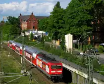 112 139 schiebt den Otto IRE auf den letzten Metern von Magdeburg zum Berliner Hbf aus dem Bahnhof S�dkreuz Richtung Innenstadt. Im Dezember 2012 wird die Verbindung nach 2 Jahren wieder eingestellt. Das Bild entstand vom Parkdeck am Bahnhof, Mai 2011.