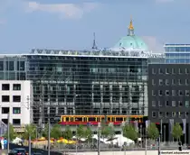 Zwischen Hauptbahnhof und Friedrichstra�e schl�ngelt sich eine S-Bahn zwischen den H�usern �ber die Berliner Stadtbahn. Mittlerweile werden die freien Fl�chen rund um den Hauptbahnhof zugebaut, sodass man keinen freien Blick mehr auf diese Szene hat. Das Bild entstand im Juni 2010.
