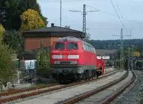 218 272 steht am 06.Oktober 2012 mit einem Schneepflug abgestellt auf Gleis 6 in Kronach.
