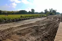 So sieht es am 07.10.2012 am Streckenkilometer 35,2 der Nordbahn in Nassenheide aus. Hier erinnert kaum noch etwas an Eisenbahn, zurzeit wird hier das Grundwasser abgesenkt. Sp�ter sollen gerade in diesem Bereich noch bis zu 21 m lange Betonpf�hle eingerammt werden, weil sich in gr��erer Tiefe Moorschichten befinden.