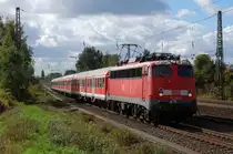 Der Herbst 2012 ist wohl der letzte, den die von ihrem Alter gezeichnet 110 493-4 erlben wird. Hier ist sie mit dem Fu�ballverst�rker RE 10321 Dortmund Hbf - Hannover Linden/Fischerhof bei G�terlsoh unterwegs, 07.10.2012.