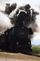 Qualmend faehrt die 52.100 des 1.�SEK mit dem  NostalgieExpress Leiser Berge  am 06.10.2012 in die Hst. Mollmannsdorf.