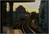 W�hrend im Westen die Sonne untergeht, erreicht eine S5 nach Hoppegarten den Hackschen Markt. 
Berlin, den 17. Sept. 2012
