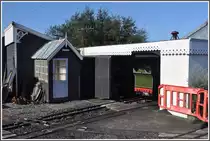 Lokschuppen mit interessanter Gleisverbindung in Fairbourne. (04.09.2012)