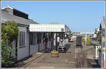 Fairbourne Steam Railway Station. Unmittelbar neben der Normalspurstation von Arriva befindet sich der Ausgangspunkt der 311mm Schmalspurbahn �ber gut 3km zur D�ne an der Barmouth Bay. Es gibt drei Wege, um von Fairbourne nach Barmouth zu gelangen. 1.) man nimmt die Steam Railway zur Landzunge an der Barmouth Bay und dann die Personenf�hre �ber den Meeresarm. 2.) am schnellsten gehts mit einem Zug von Arriva �ber die lange Eisenbahnbr�cke in ca 10 Minuten. 3.) der Weg mit dem Auto um den Meeresarm herum ist etwa 30km lang. (04.09.2012)