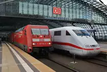 Hier links 101 134-5 mit 101 111-3 und IC143 von Schiphol Airport nach Berlin Ostbahnhof und rechts 401 067-4  Garmisch-Partenkirchen  als ICE693 von Berlin Ostbahnhof nach M�nchen Hbf., diese beiden Z�ge standen am 3.10.2012 in Berlin Hbf.