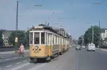 K�benhavn / Kopenhagen K�benhavns Sporveje: Am 25. Juni 1969 schleppt der Tw 430 zwei ausgemusterte Altwagen �ber Dronning Louises Bro (: die K�nigin-Louise-Br�cke) zum Betriebsbahnhof Sundby, damit sie dort f�r die Verschrottung vorbereitet werden k�nnen. - Der Tw 430, der 1918 von der Wagenfabrik Scandia gebaut wurde, ist heute Museumswagen und befindet sich in der Sammlung des D�nischen Strassenbahnmuseums.