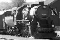 52.100 des 1.�SEK vor dem  NostalgieExpress Leiser Berge  am 06.10.2012 im Bf. Ernstbrunn.

