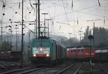 Die Cobra 2822 f�hrt mit einem  Coilzug aus Linz-Voestalpine(A) nach Genk-Goederen(B) bei der Ausfahrt aus Aachen-West und f�hrt in Richtung Montzen/Belgien bei Regenwetter am 6.10.2012.