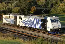 Die 185 661-5 mit 139 310-7 stehen als Lokzug von N�rnberg nach M�nchen kurz vor Donauw�rth in der �berholung am 02.10.2012