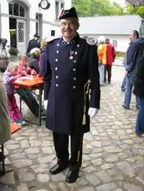 Anl��lich des 115 j�hrigen Bestehens der Eisenbahnstrecke Schwerin-Gadebusch wurde der dortige Bahnhof nach aufwendiger Resoration wieder er�ffnet. Hier zeigten viele Liebhaber Ihre verbundenheit zur alten Eisenbahn. Ein altgedienter Lokomotivf�hrer in der Uniformen der Mecklenburgischen-Friedrich-Franz-Eisenbahn. Gadebusch [07.10.2012]