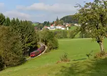 Der Schienenbus 998 840 + 798 776 + 798 706 der Passauer Eisenbahnfreunde bei einer Sonderfahrt auf der Ilztalbahn am 03.10.2012 unterwegs bei Karlsbach. 
