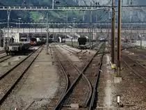 Ausfahrt aus Erstfeld, es geht auf ein Nebengleis zum Schotterwerk der Tunnelbaustelle. Erstfeld, 1.10.2011