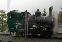 Auf der Mittelstation Planalp (1.346 m �. M) hei�t es am 29.09.2012 erst einmal ca. 1.000 Liter Wasser nachfassen f�r die Heiz�l befeuerten Zahnrad-Dampflokomotiven H 2/3 BRB 15  Stadt Kanaya  (Japan), welche unseren Zug zum Brienzer Rothorn schiebt, hier ist Drumherum i noch alles Nebel verhangen. Die moderne Lok ist Baujahr 1996 (3. Generation) wurde unter der Fabrik-Nr. 5690 bei der Schweizerische Lokomotiv- und Maschinenfabrik, Winterthur (heute DLM AG) gebaut.