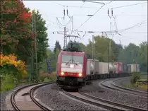 Elegant legt sich die  Crossrail 185 602-0 mit ihrer G�terfracht am Haken in den
langen Gleisbogen am Eschweiler Bahnof (Kr.Aachen),im Oktober 2012.