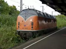 Zugewachsen oder Blumenschmuck? Wie die da wohl hingekommen ist? Etwas ungew�hnlicher Abstellplatz f�r 221 135 der Bocholter Eisenbahn (BEG) am 08.10.2012 in Wanne-Eickel Hbf.