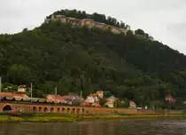 Auf der R�ckfahrt von Bad Schandau nach Dresden konnte ich am sp�ten Nachmittag des 30.08.2012 von Bord des Personendampfers  Meissen  noch diesen letzten Blick auf Ort und Festung K�nigstein und die darunterliegende Bahnanlage erhaschen.