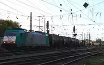 Die Cobra 2804 f�hrt mit einem gemischetn G�terzug aus K�ln-Gremberg nach Antwerpen-Noord(B) bei der Ausfahrt aus Aachen-West und f�hrt in Richtung Montzen/Belgien bei sch�nem Herbstwetter am 7.10.2012.