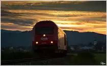 Nach Sonnenuntergang f�hrt die Diesellok 2016 059 mit einem Hackschnitzelleerzug von P�ls nach Zeltweg. 
Fohnsdorf 8.10.2012