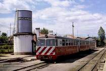 Triebzug 9710/9730/9709 im Bahnhof von Bragan�a am 6. Juni 1986.
Urspr�nglich von Duro Dakovic 1967 f�r die jugoslawische 760 mm-Spur gebaut, �bernahm die CP 1980 zehn vierteilige Z�ge von der JZ und spurte sie auf Meterspur um. 
