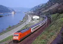 101 081 mit einem Umleiter bei Kaub, 21.04.2002.