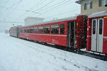 Der B 2272, w�hrend des 1. Wintereinbruch, an der Spitze des RE 1173 in St. Moritz, 15.10.2012.