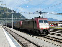 Crossrail - Loks 185 591-5 mit 185 592-3 in Frutigen vor G�terzug am warten am 17.09.2012