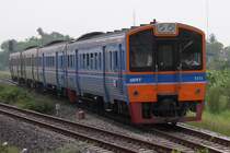 THN 1111, nun komplett im neuen Design, f�hrt am 17.Mai 2012 beim Einfahrsignal des Bf. Nong Sida in Richtung Bangkok.