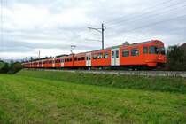 Abschiedsfahrt der zweiteiligen Mandarinli: Im Bild ist der Fotoextrazug, bestehend aus den Be 4/8 42, 45 und 43, bei einem Fotohalt zwischen der ehem. Haltestelle K�ttigkofen-Kr�iligen und B�tterkinden, 14.10.2012.
 
