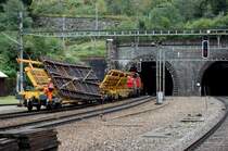 Rangierarbeiten mit einem Spezialtransportwagen f�r Weichenteile vor dem Gotthardtunnelportal in G�schenen am 19.09.2008