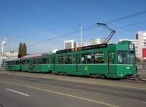 Zur Zeit f�hrt auf der Linie 1/14 ein Dreiwagenzug mit zwei Anh�ngern mit Niederflur Einstieg. Der Zug besteht aus dem Be 4/4 486, dem B 1502 S und dem B 1490 S. Die Aufnahme stammt vom 16.10.2012.
