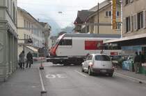IC von Basel nach Interlaken-Ost beim Bahn�bergang Marktgasse in Interlaken.02.10.12
