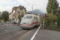 ICE von Berlin-Ostbahnhof nach Interlaken-Ost beim Bahn�bergang Postgasse in Interlaken.02.10.12


