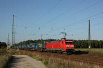 Mit einem Lkw Walter KLV-Zug ist 152 038-6 in Richtung Magdeburg unterwegs. Fotografiert am 16.09.2012 im Bahnhof von Angern-Rog�tz. 