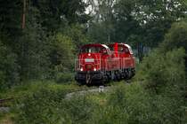 G�terverkehr im oberen Vogtland: Wegen Bauarbeiten im Bf Weischlitz wurden die �bergaben Zwickau - Weischlitz - Oelsnitz am 06., 08. und 10.08.2012 �ber Zwotental - Adorf umgeleitet. Den Anfang machten 261 026 und 261 062 als EK74830 Zwickau - Oelsnitz zwischen Gunzen und Siebenbrunn kurz nach der Ortslage Gunzen am 06.08.2012 eine Minute vor Plan, mangels zu transportierender Last Lz. Auf der R�ckfahrt hatten dann die beiden Gravitas eine beachtlich lange Leine am Haken - wohl die l�nste auf dieser Schiene seit 23 Jahren -; leider verweigerten beide Akkus meiner Kamera ihren Dienst...