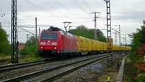 nicht bei bestem Fotografenwetter kommt am 5.10.12 die 185 114-6 mit einem DHL-Containerzug am Bahn�bergang R�derau vorbei Richtung Riesa