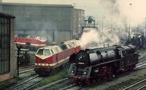 Blick ins Bw Saalfeld von der damals stets von Eisenbahnfreunden belagerten Br�cke.
Am 26.September 1980 habe ich 01 0510 und daneben 119 014 festgehalten.