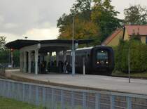 Regionstog 1046 als R, Nakskov -Nyk�bing(F) in Maribo. Viele Fahrg�ste wollen den Weg Richtung Nyk�bing(F) antreten. 11.10.2012