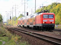 114 034   mit dem RE 3 (RE 69611) nach W�nsdorf-Waldstadt am 14. Oktober 2012  zwischen Bahnhof Berlin-Lichterfelde Ost und dem Bahnhof  Blankenfelde (Teltow-Fl�ming) bei km 24.0 auf dem s�dlichen Berliner Au�enring bei Diedersdorf.